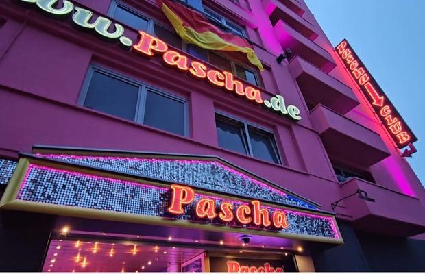 „Blocul roz” din Koln, cel mai mare bordel din Europa! » Acum, e un fanzone neconvențional, de 9.000m²: poți vedea Euro, iar în pachet primești un dans privat