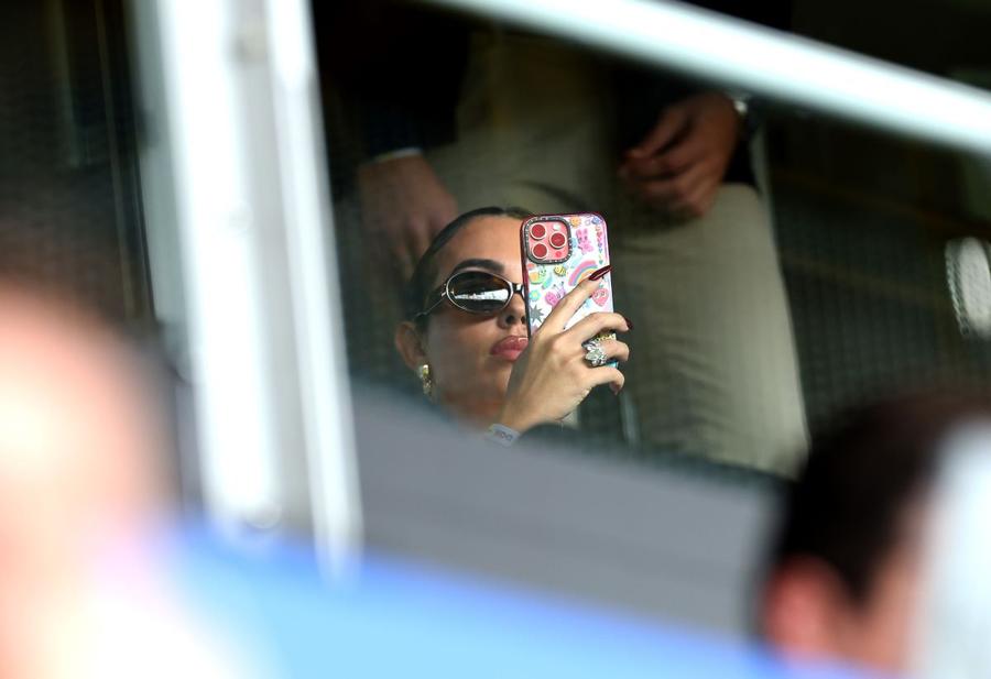 Georgina Rodriguez a surprins cu telefonul atmosfera din tribune la Dortmund și meciul Turcia - Portugalia / Foto: GettyImagesz Iubita lui Cristiano Ronaldo a întors toate capetele la Dortmund! Cum a fost surprinsă în tribune la Turcia - Portugalia