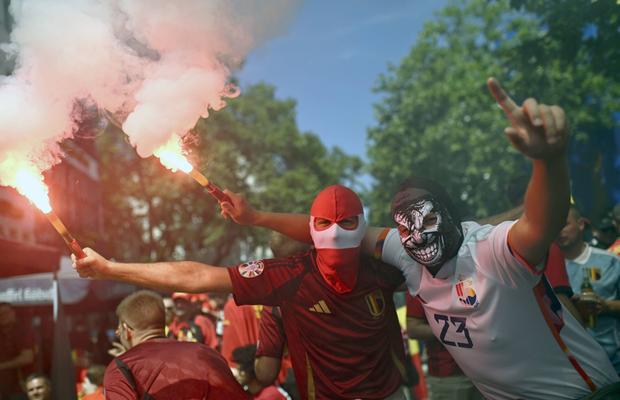 Belgienii au pornit haosul în Koln, înainte de meciul cu România » Imagini spectaculoase în centrul orașului: ce răspuns au avut pentru mesajele românilor