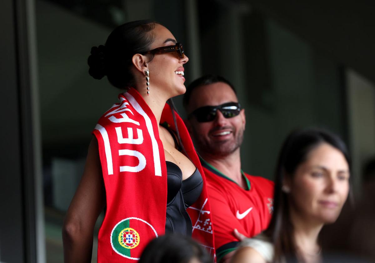 Iubita lui Cristiano Ronaldo a întors toate capetele la Dortmund! Cum a fost surprinsă în tribune la Turcia  - Portugalia