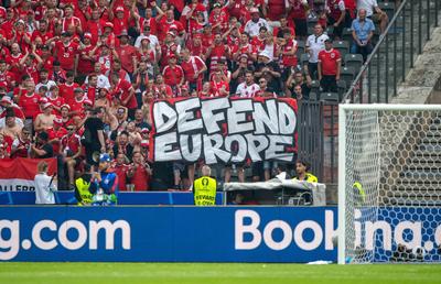 Banner scandalos al austriecilor » E răspândit de o grupare de extremă dreapta și a ajuns și pe stadioanele de la Euro