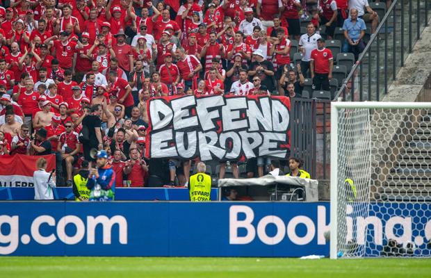 Banner scandalos al austriecilor » E răspândit de o grupare de extremă dreapta și a ajuns și pe stadioanele de la Euro