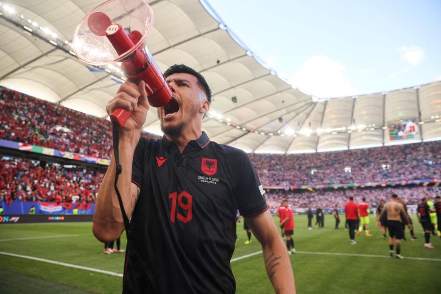 Mirlind Daku (Albania), scandând mesaje xenofobe la meciul cu Croația de la Euro 2024 Foto: Imago Images 5 bune, 5 rele » L-ați văzut pe geniul regăsit din grupe? Dar gestul aproape ucigaș despre care n-a scris nimeni?