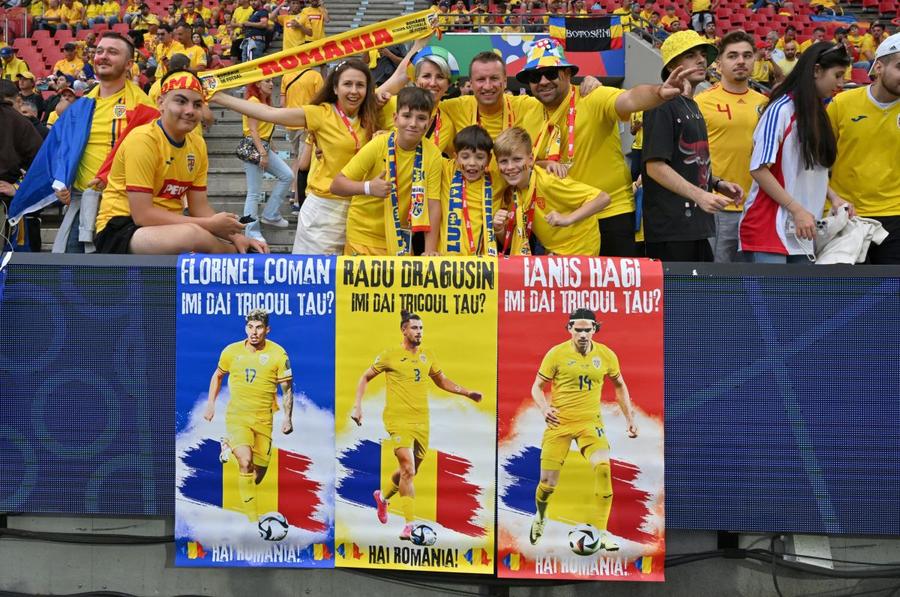 Tinerii suporteri români, înainte de meciul cu Belgia / foto: Cristi Preda (GSP) Belgia - România 2-0 » Ne peticim inimile! România a luptat cu dârzenie contra Belgiei, dar a fost răpusă de Tielemans și De Bruyne! Cum arată clasamentul ACUM