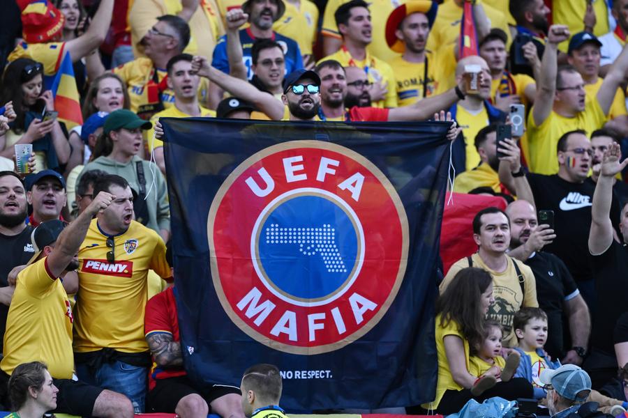 Banner-ul suporterilor români la Koln. Sursă foto: Imago Fanii români au aprins torțe cu Belgia + un mesaj clar în războiul FCSB - CSA Steaua » Momentele surprinse în repriza secundă