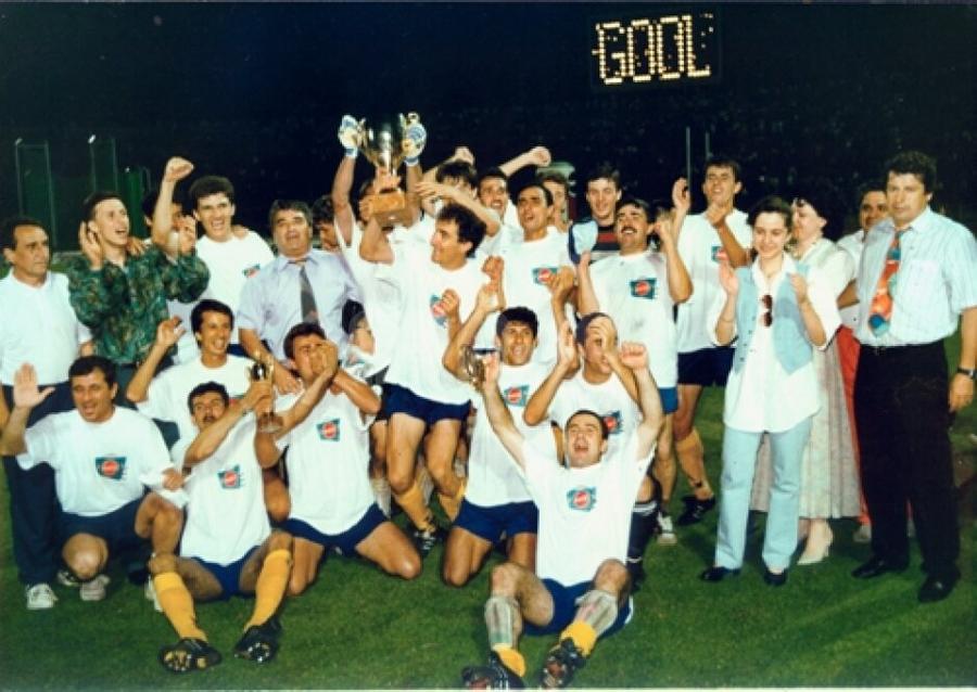 Bucuria Petrolului după câștigarea Cupei României 1995, contra celor de la Rapid. Foto: arhiva GSP Show total la reeditarea XXL a Cupei României 1995, Petrolul – Rapid: „Ia liftul, «Vioară»!” + cum au „blătuit” partida și imagini inedite din meci și de la petrecere