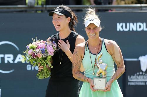 Xinyu Wang (stânga) și Marketa Vondrousova după finala de la Berlin Foto: Imago Images