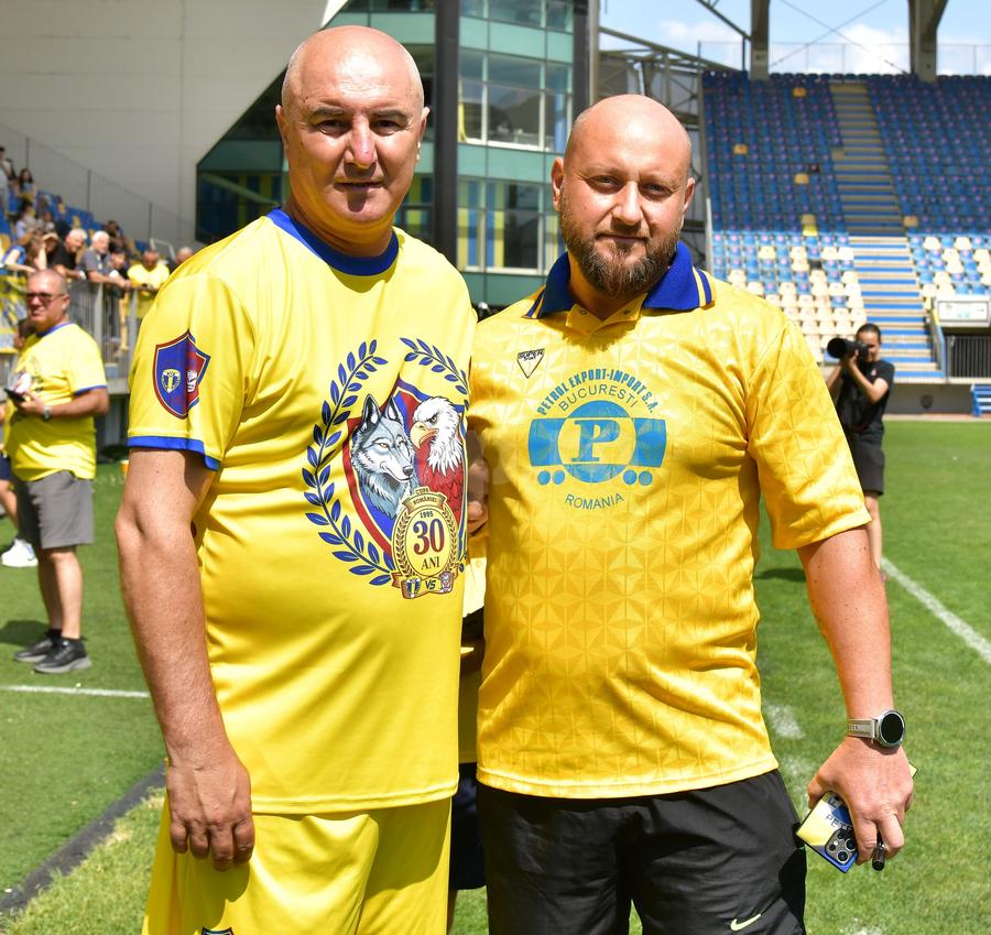 Valeriu Răchită a revăzut la un suporter tricoul purtat la finala Cupei României 1995, Petrolul - Rapid. Foto: Cristi Preda (GSP) Show total la reeditarea XXL a Cupei României 1995, Petrolul – Rapid: „Ia liftul, «Vioară»!” + cum au „blătuit” partida și imagini inedite din meci și de la petrecere