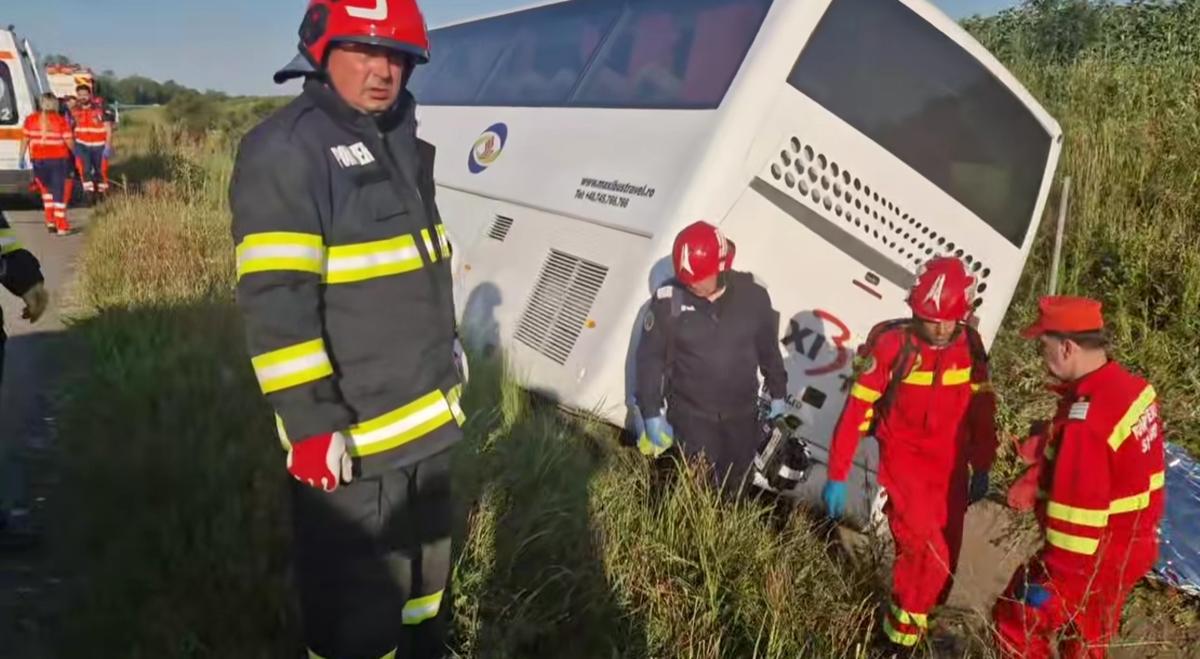 Accident grav pe A2, în care a fost implicat autocarul unei echipe de baschet din Oradea