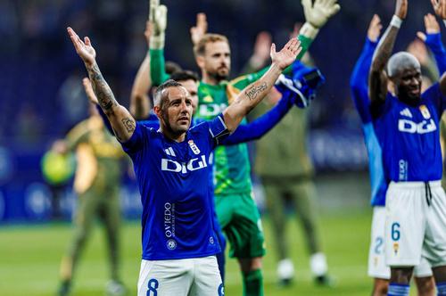 Santi Cazorla (numărul 8) și coechipierii de la Oviedo celebrează promovarea / Foto: Imago