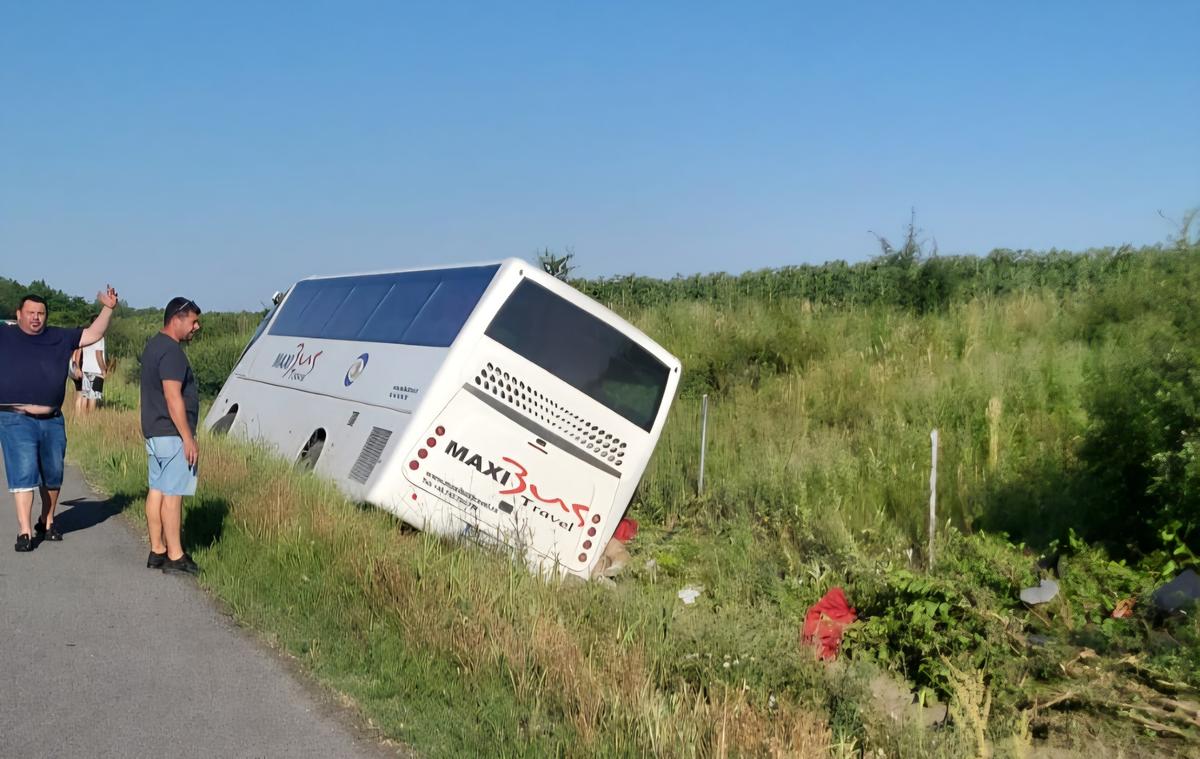 Accident grav pe A2, în care a fost implicat autocarul unei echipe de baschet din Oradea