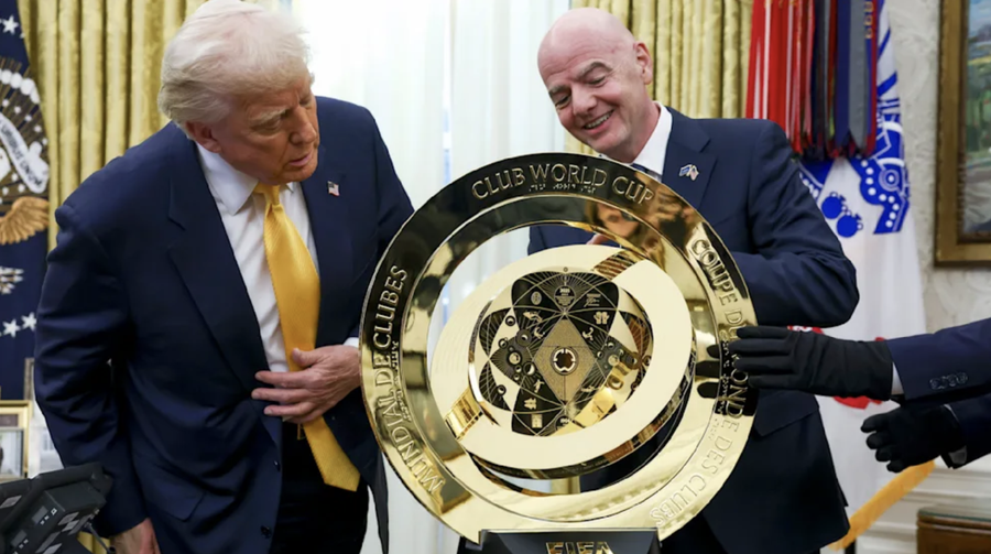 Gianni Infantino și Donald Trump, alături de trofeul de la Campionatul Mondial al Cluburilor 2025 Revolta fanilor după asasinarea lui Charlie Kirk: „Este o idee groaznică. Pentru siguranța tuturor, renunțați!”