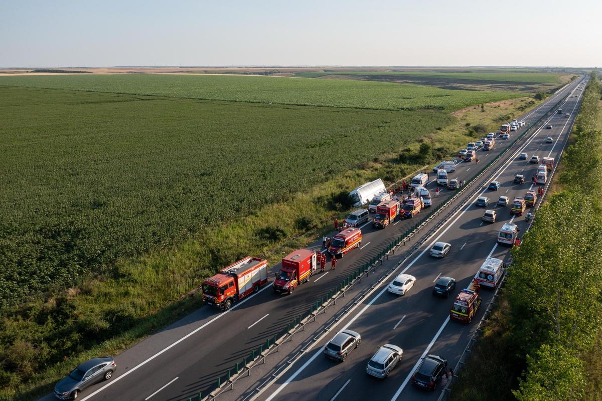 Accident grav pe Autostrada Soarelui: autocarul răsturnat transporta o echipă de baschet de copii » Un adult decedat, doi minori internați la spitalul Grigore Alexandrescu
