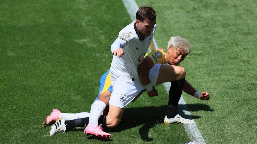 Pascal Gross (în alb) poartă mânecă lungă Măsuri neobișnuite! Rezervele Borussiei s-au refugiat în vestiar, un jucător a purtat mânecă lungă