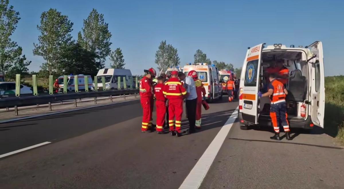 Accident grav pe A2, în care a fost implicat autocarul unei echipe de baschet din Oradea