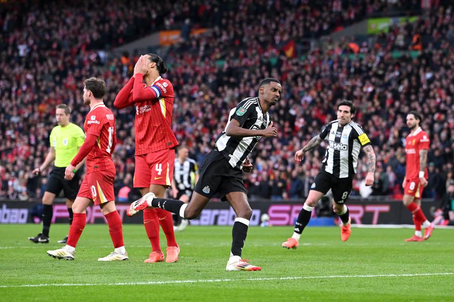 Alexander Isak a marcat împotriva lui Liverpool în finala Cupei Ligii Angliei, câștigată de Newcastle cu 2-1 (sezonul 2024/2025) // FOTO: Getty Images Transferul-record al lui Florian Wirtz ar putea fi detronat rapid! Sumă colosală cerută pentru perla din Premier League