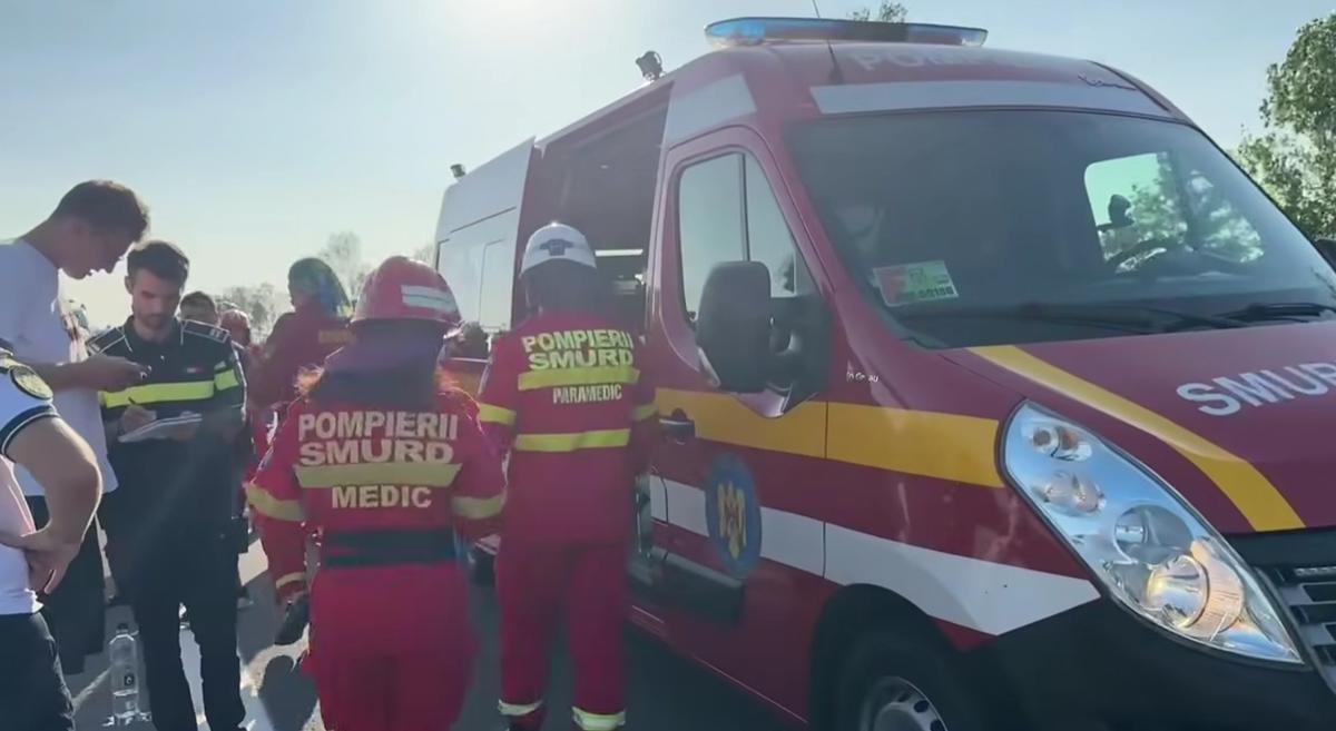 Accident grav pe A2, în care a fost implicat autocarul unei echipe de baschet din Oradea