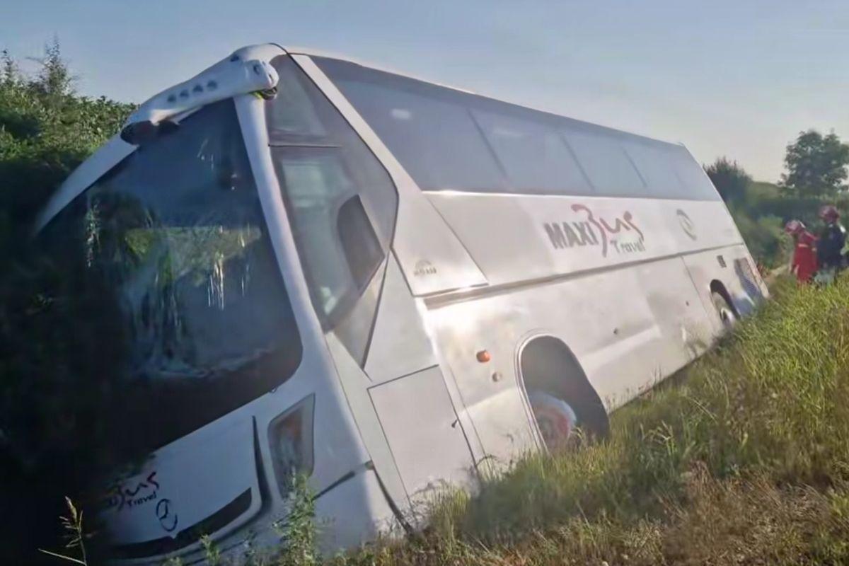 Accident grav pe A2, în care a fost implicat autocarul unei echipe de baschet din Oradea