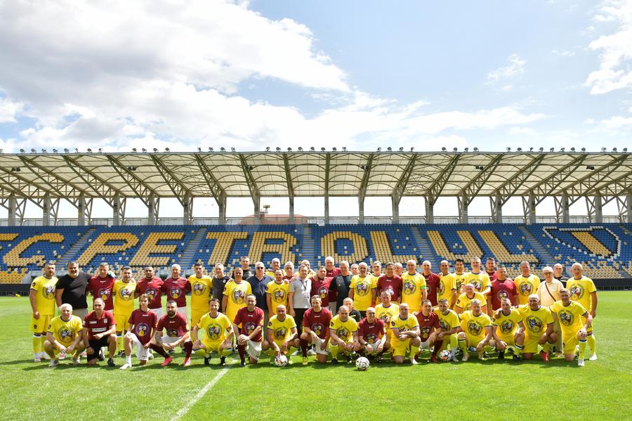 Imagine de colecție cu rivalii de la reeditatea finalei Cupei României 1995, Petrolul - Rapid. Foto: Cristi Preda (GSP) Show total la reeditarea XXL a Cupei României 1995, Petrolul – Rapid: „Ia liftul, «Vioară»!” + cum au „blătuit” partida și imagini inedite din meci și de la petrecere