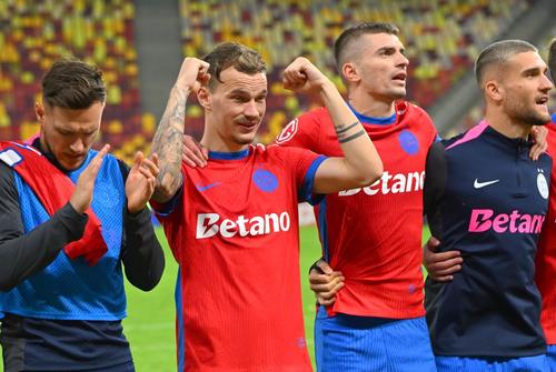 Dennis Politic, stânga, a eșuat să confirme la FCSB, foto: Imago Images
