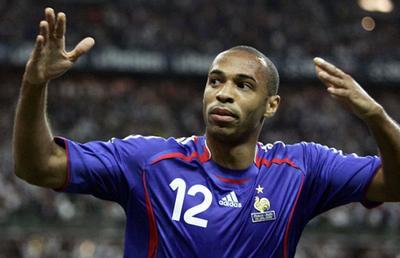 Regele cu jumătate de coroană mondială » Thierry Henry, artistul care a schimbat modul în care lumea privea un atacant