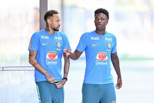 Neymar, aici împreună cu Vinicius, n-a contat pentru primele două meciuri ale Braziliei la Cupa Mondială / Foto: Imago