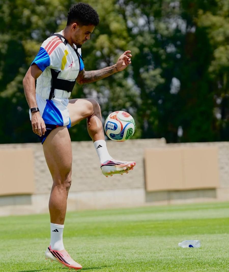 Luis Diaz, starul Columbiei și al lui Bayern, în acțiune la antrenament Fițe SF pentru fotbaliștii de la Mondiale: veste de răcire și ghete care-ți răcesc piciorul