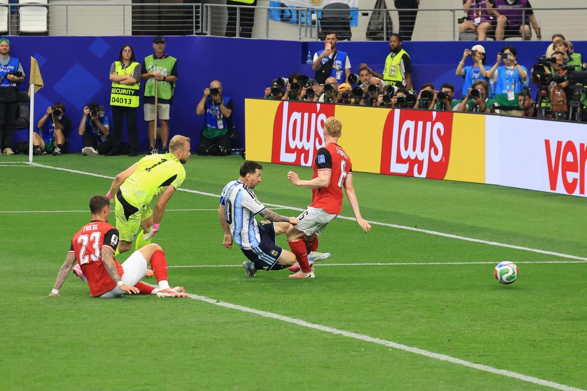 MESSI! MESSI! MESSI! » Cel mai mare fotbalist din istorie aduce o nouă victorie Argentinei, care se califică în 16-imi la Mondial!