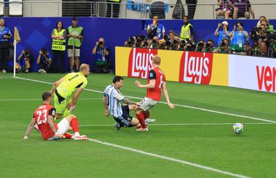 MESSI! MESSI! MESSI! » Cel mai mare fotbalist din istorie aduce o nouă victorie Argentinei, care se califică în 16-imi la Mondial!