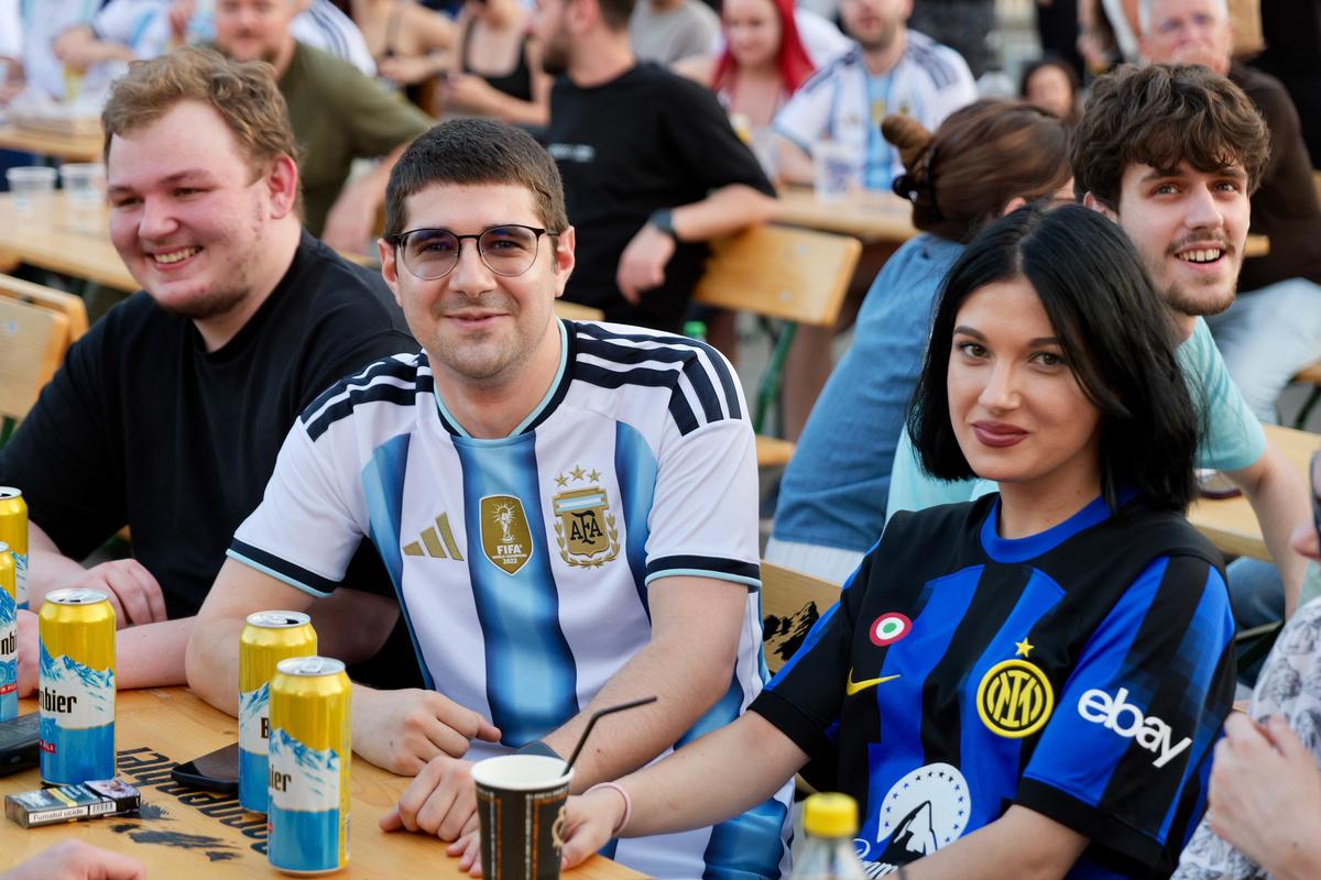 „MessiMania” la București și o apariție specială în centrul Capitalei: cântăreața din Argentina a atras toate privirile în Piața George Enescu. Peste 1.500 de oameni prezenți