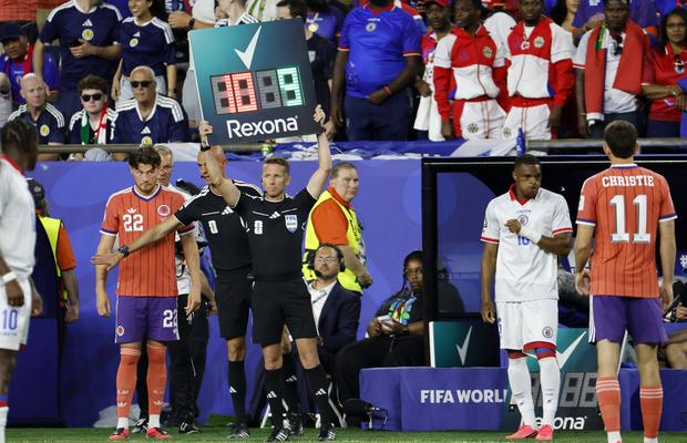 Marketing genial la Mondial! » Detaliul strategic prins de camerele de televiziune la arbitrii de rezervă