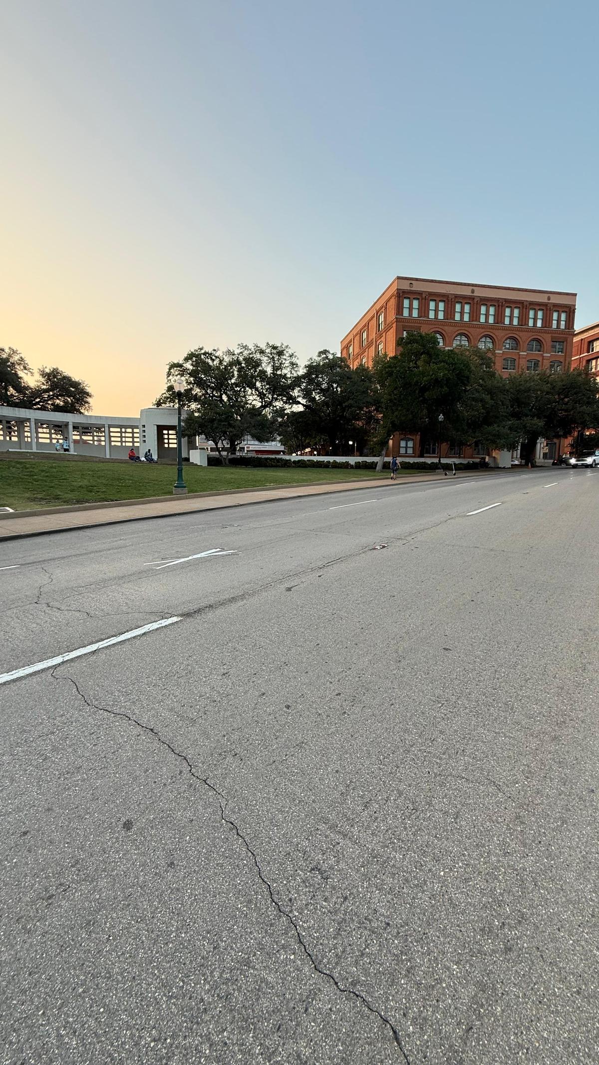 La 30 de kilometri de impunătorul AT&T Stadium, reporterii GSP au găsit „X-urile” care marchează momentul de cotitură al SUA