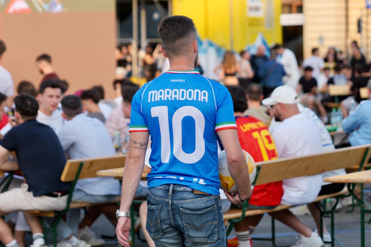 „MessiMania” la București și o apariție specială în centrul Capitalei: cântăreața din Argentina a atras toate privirile în Piața George Enescu. Peste 1.500 de oameni prezenți
