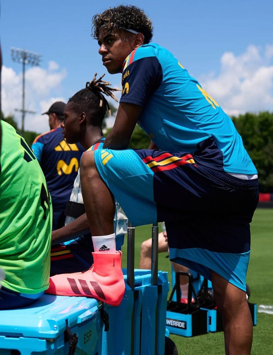 Adidașii care îți răcesc picioarele Fițe SF pentru fotbaliștii de la Mondiale: veste de răcire și ghete care-ți răcesc piciorul