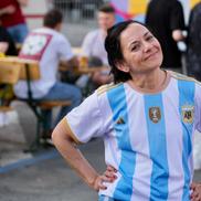 Cântăreața Analia Selis a urmărit din piața George Enescu partida compatrioților cu Austria / FOTO: Andrei Furnigă (GSP)