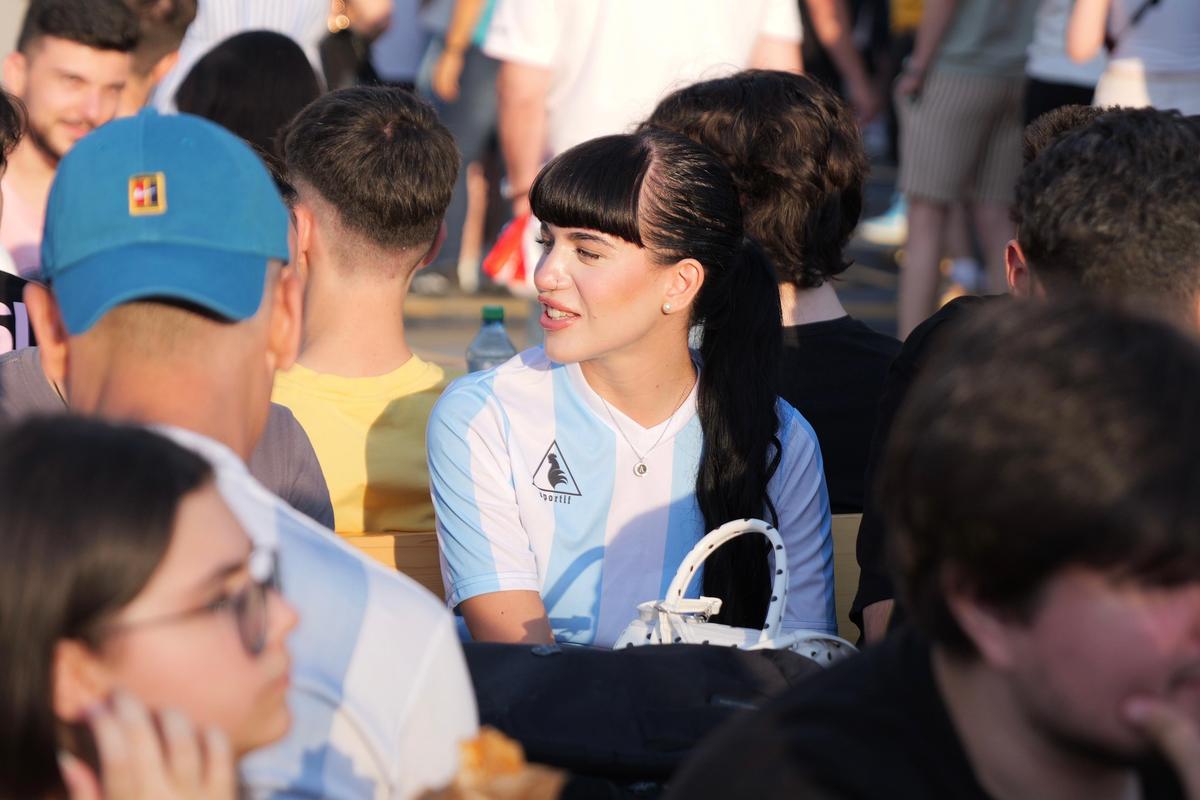 „MessiMania” la București și o apariție specială în centrul Capitalei: cântăreața din Argentina a atras toate privirile în Piața George Enescu. Peste 1.500 de oameni prezenți