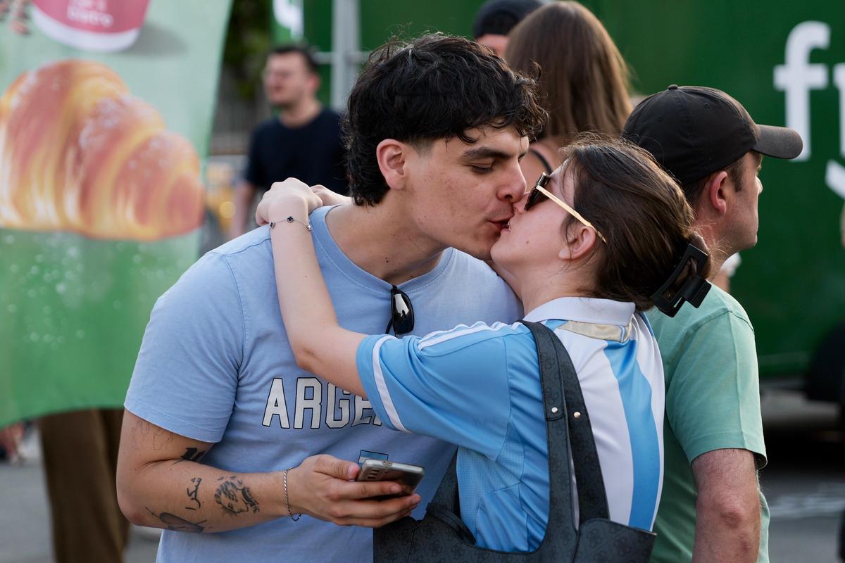 Cum s-a trăit la București meciul Argentinei cu Austria: frenezie pentru Messi în piața George Enescu