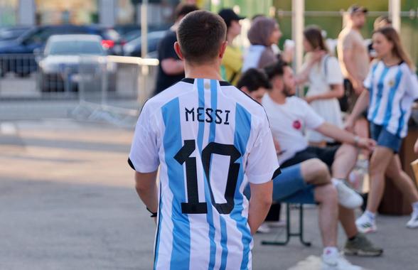 „MessiMania” la București și o apariție specială în centrul Capitalei: cântăreața din Argentina a atras toate privirile în Piața George Enescu. Peste 1.500 de oameni prezenți
