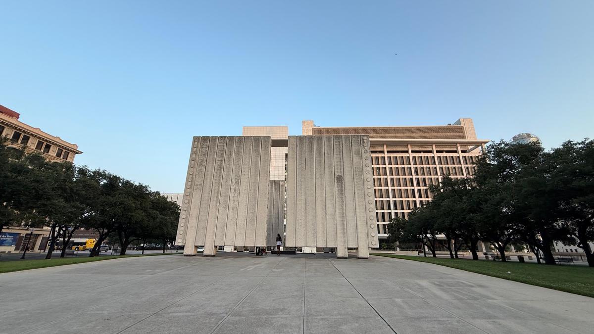 La 30 de kilometri de impunătorul AT&T Stadium, reporterii GSP au găsit „X-urile” care marchează momentul de cotitură al SUA