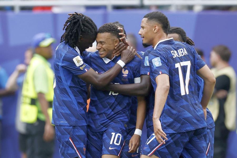 Kylian Mbappe (centru), în Franța - Irak // FOTO: Imago Images Decizia lui Kylian Mbappe uimește Franța! » Ce mesaj a transmis întregii țări căpitanul Les Bleus după Mondial