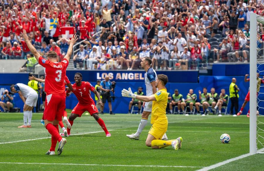 Elvețianu Johan Manzambi a jucat 25 de minute în meciul cu Qatar (1-1) și apoi 19 în cel cu Bosnia-Herțegovina / Foto: Imago Ce lovitură: Aston Villa deturnează una din revelațiile Mondialului! » O superofertă a blocat-o pe Newcastle