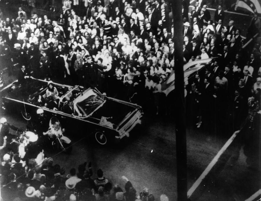 Imagine surprinsă cu puțin timp înainte de asasinarea lui JFK // FOTO: Guliver/GettyImages La 30 de kilometri de impunătorul AT&T Stadium, reporterii GSP au găsit „X-urile” care marchează momentul de cotitură al SUA