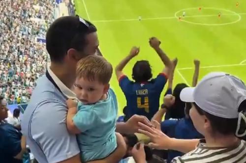 Fanul cu un bebeluș în brațe și-a cerut iubita în căsătorie fix când Uruguay primea golul egalizator / Foto: X EUB