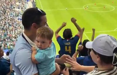 Le-a stricat cel mai fericit moment » Ce replică a primit un fan care și-a cerut iubita de soție pe stadion!