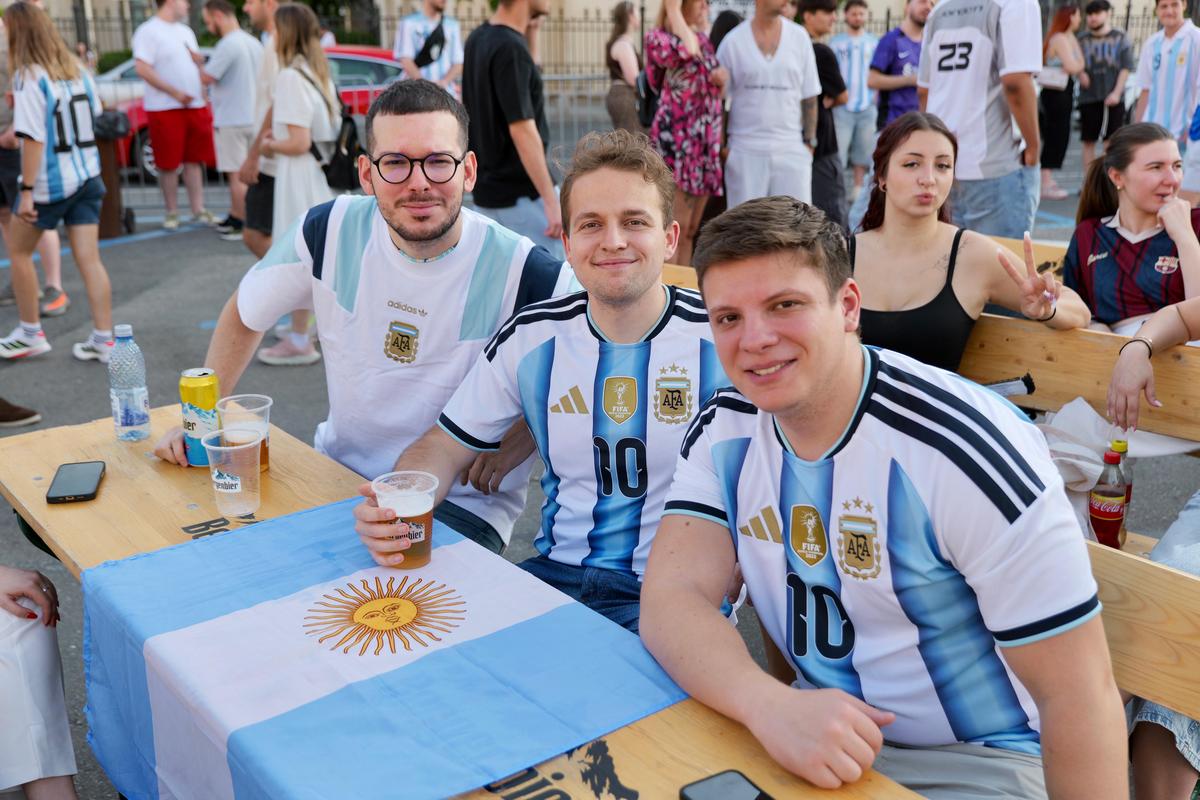 „MessiMania” la București și o apariție specială în centrul Capitalei: cântăreața din Argentina a atras toate privirile în Piața George Enescu. Peste 1.500 de oameni prezenți