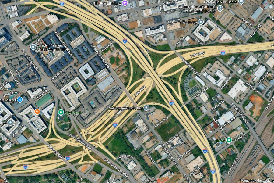Așa arată un nod rutier în Dallas FOTO: Google Maps Totul e mai mare în Texas! Benzinării cu sute de pompe și hypermarketuri cât un stadion de fotbal