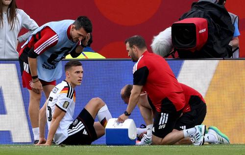 Nico Schlotterbeck a primit îngrijiri pe teren, după care a fost schimbat la pauza meciului cu Coasta de Fildeș / Foto: Imago