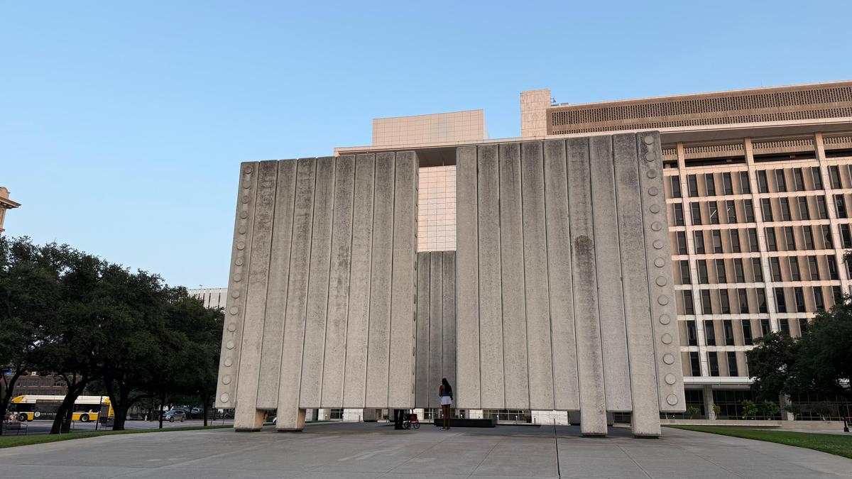 La 30 de kilometri de impunătorul AT&T Stadium, reporterii GSP au găsit „X-urile” care marchează momentul de cotitură al SUA