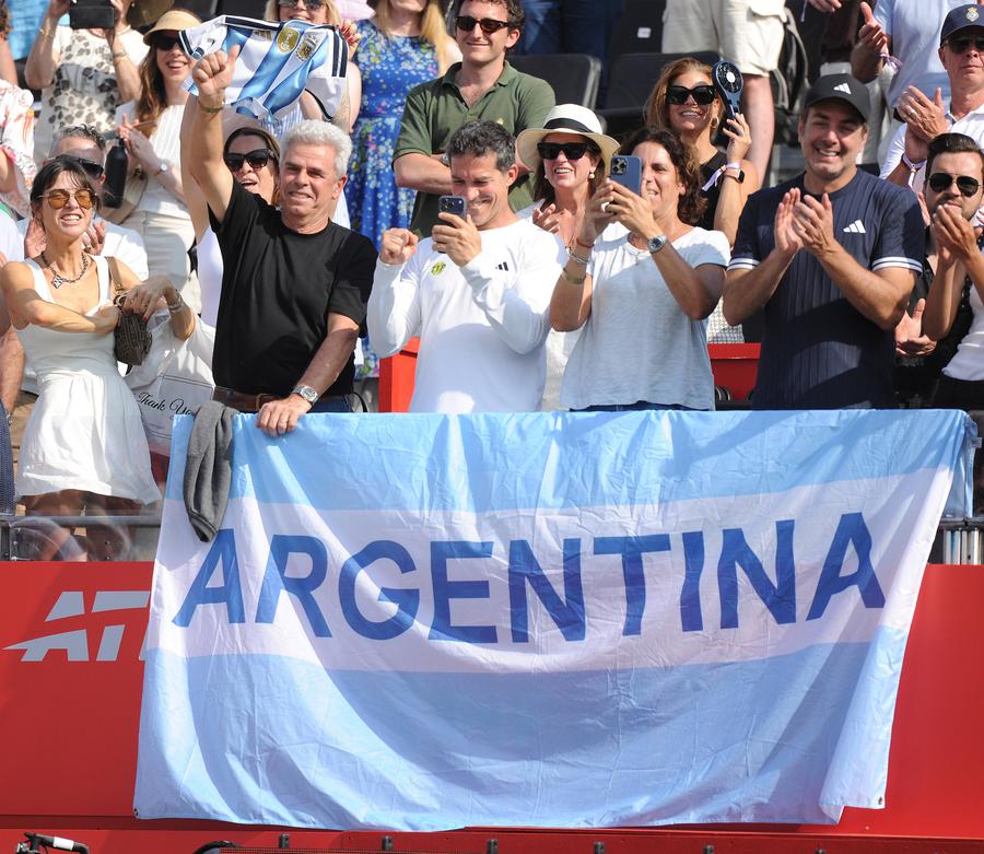 Familia lui Francisco Cerundolo a fost prezentă la finală // foto: Imago Images A învins frica de zbor pentru a-și vedea fiul câștigând cel mai important titlu ATP din carieră!