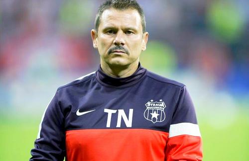 Thomas Neubert, cu mustață, sărbătorind un titlu cu FCSB la ultimul mandat